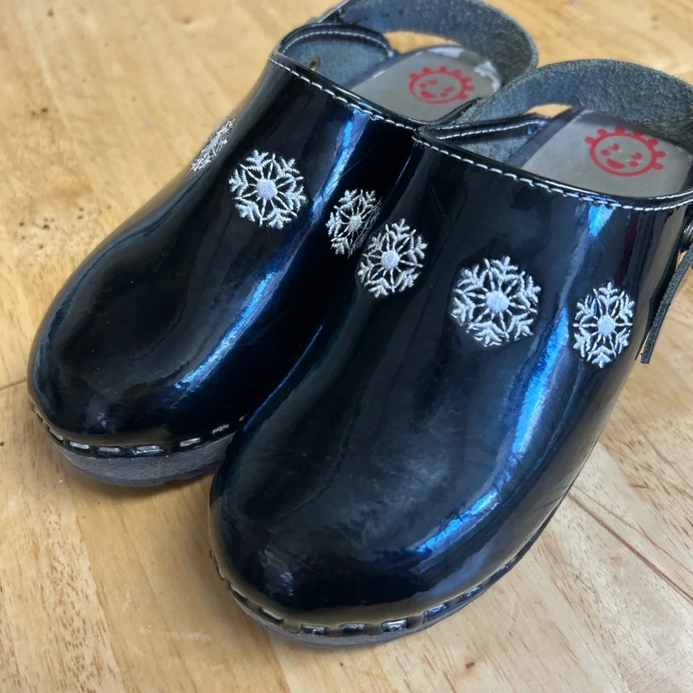 Black Slippers with Comfortable Footbed and‎ Open Back